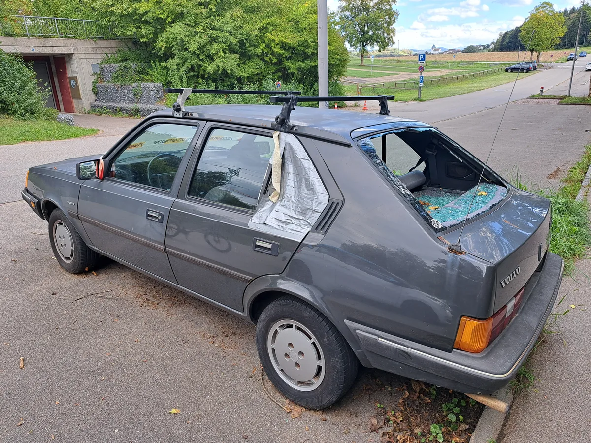 Die Seitenfenster wurden teils mit Panzertape abgedichtet. Seitenansicht des Volvo.